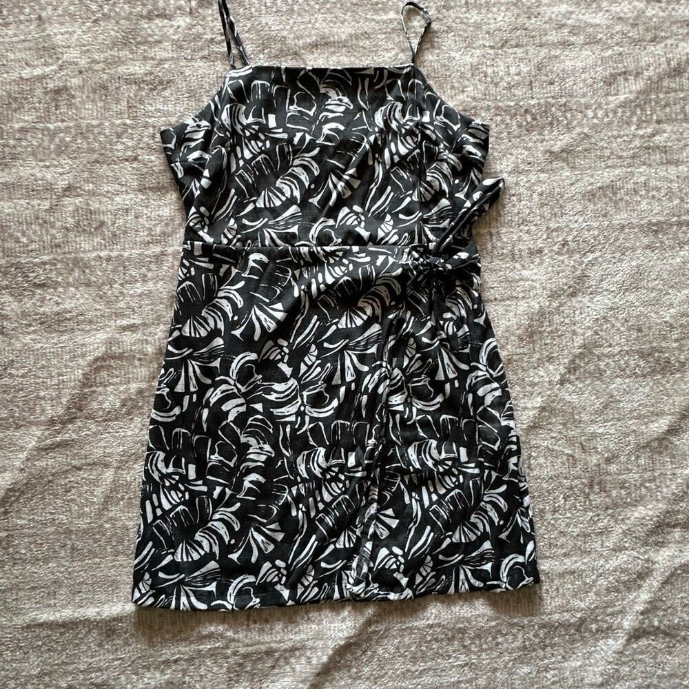 Nine West Size Large Gray & White fitted wrap Dress